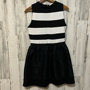 HH76 black white semi formal event dress floral bottom design short medium med M